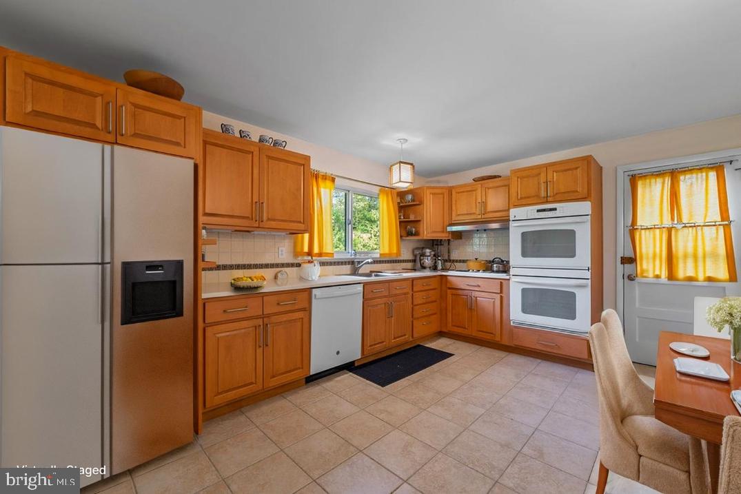 18 Springhouse Lane Media, PA 19063 - Photo 7 of 23 Large Eat in Kitchen