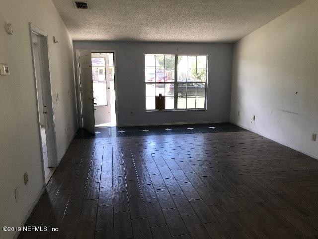 2465 Justin Road North Jacksonville, FL 32210 - Photo 5 of 18 4A27BC99-AFEC-4E1A-AE60-07AF30CEE8BE