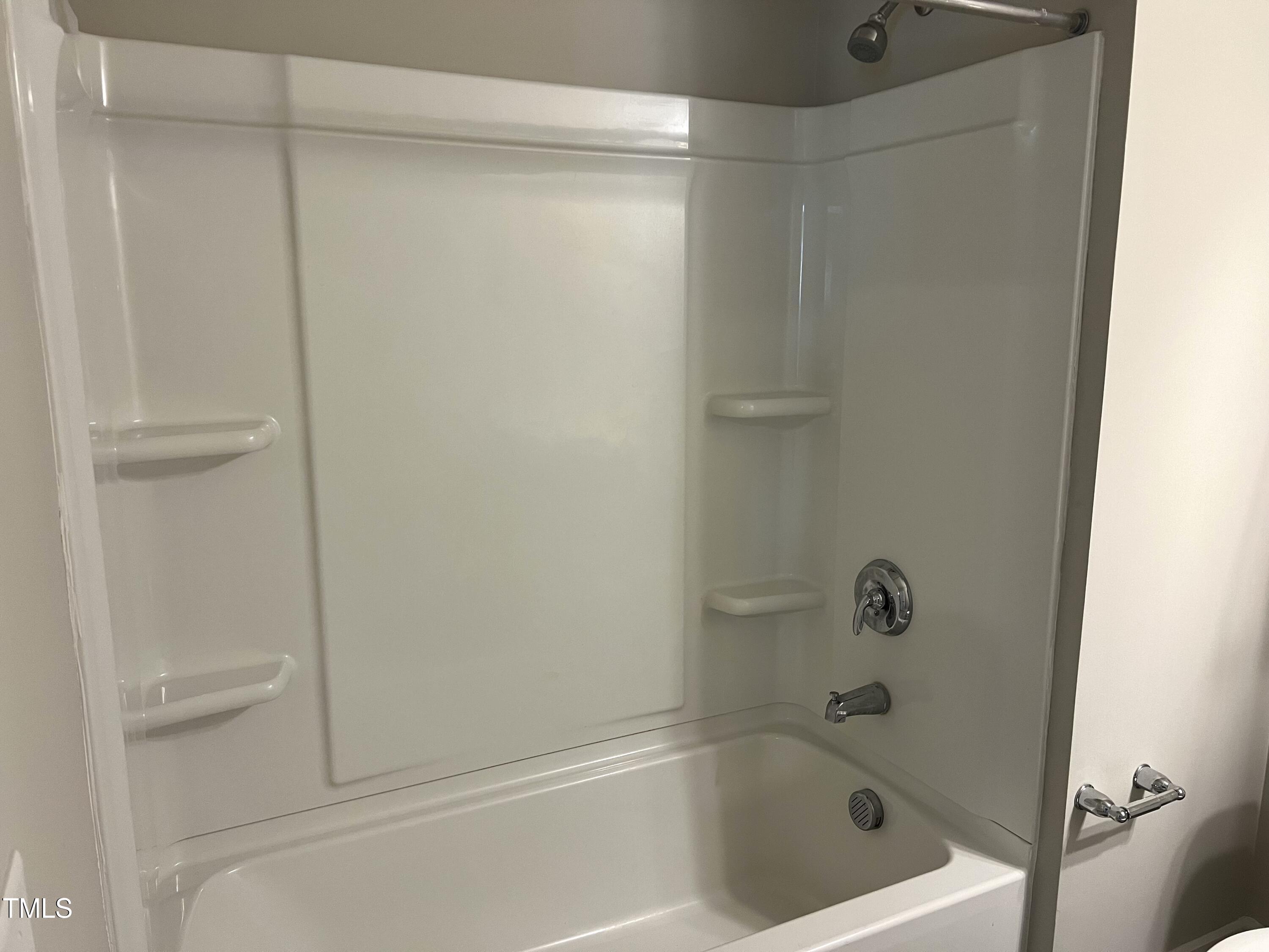 10530 Sablewood Drive, Unit 113 Raleigh, NC 27617 - Photo 18 of 61 a bathroom with a bathtub