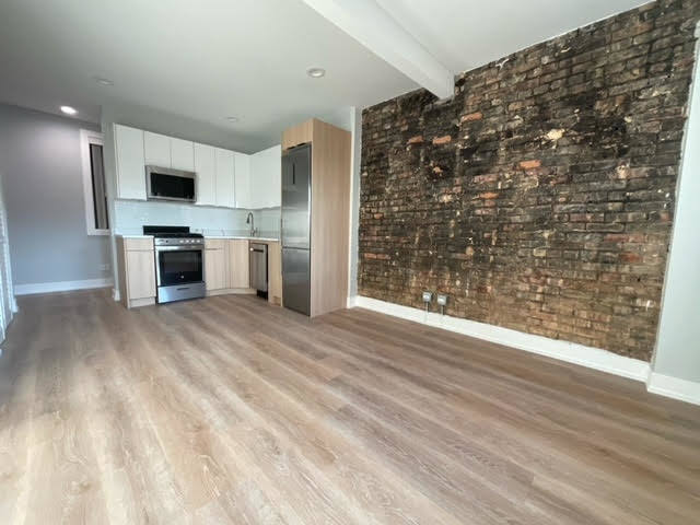 1554 West Juneway Terrace, Unit 3R Chicago, IL 60626 - Photo 2 of 8 a view of kitchen view with wooden floor and electronic appliances