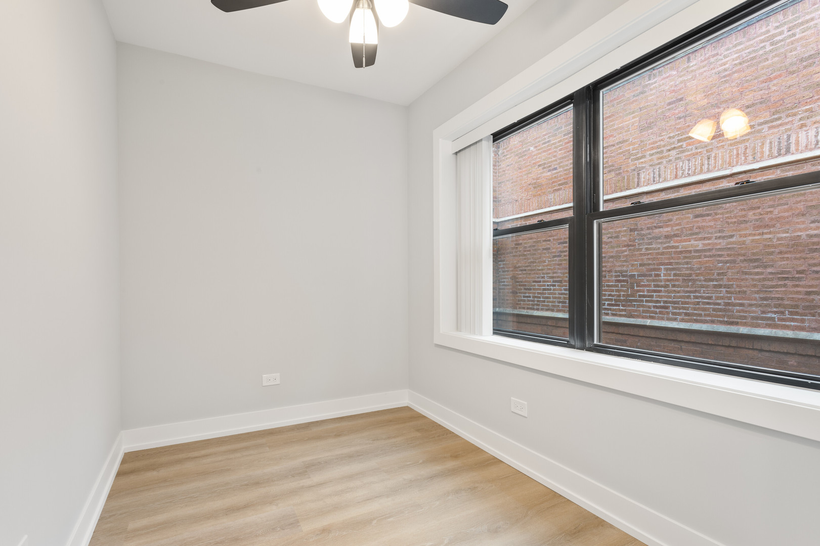 1554 West Juneway Terrace, Unit 3R Chicago, IL 60626 - Photo 5 of 8 an empty room with a window