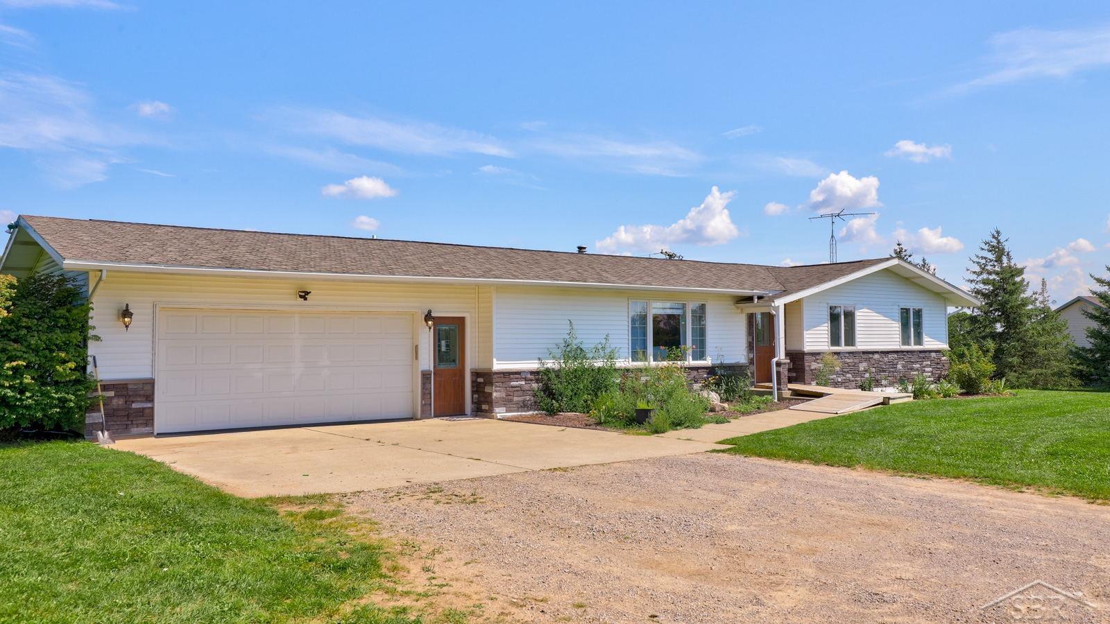 2160 Colwood Road Caro, MI 48723 - Photo 4 of 35 50088044-3.JPG