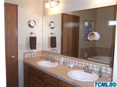 3250 North Anderson Road Exeter, CA 93221 - Photo 10 of 29 Master bath