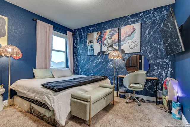 a en suite bathroom with a sink and a mirror