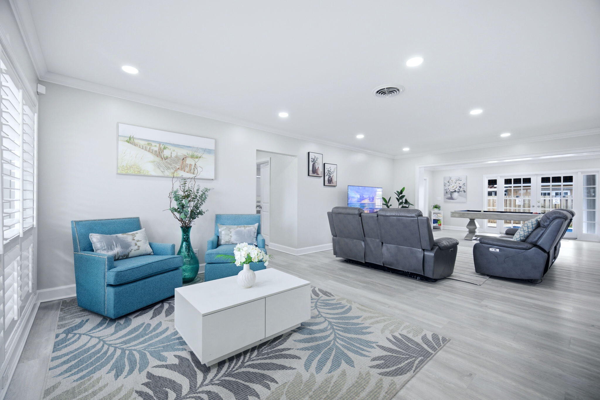 2740 Southeast 7th Street Pompano Beach, FL 33062 - Photo 3 of 34 a living room with furniture and a potted plant
