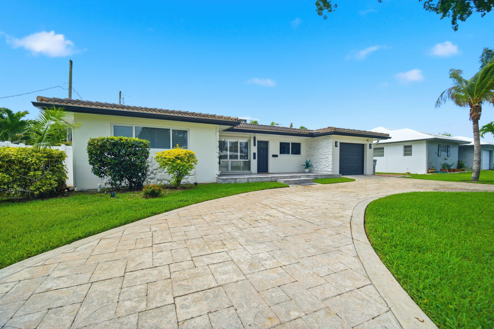 2740 Southeast 7th Street Pompano Beach, FL 33062 - Photo 33 of 34 a front view of a house with garden