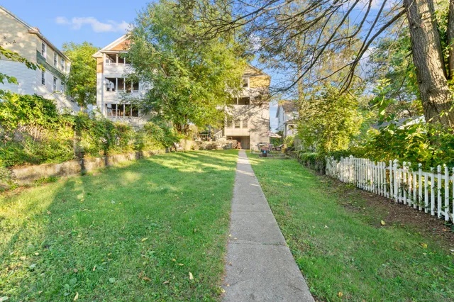 a view of a back yard