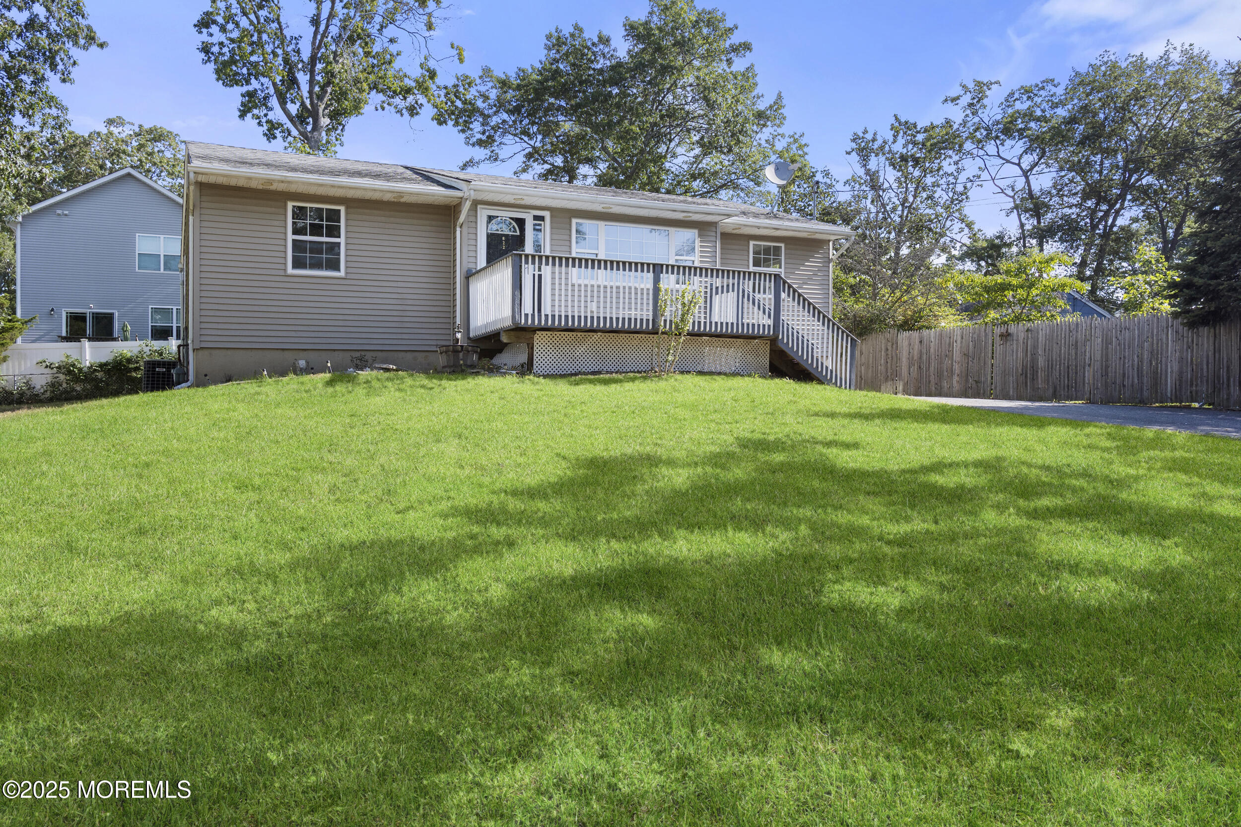 a view of a house with backyard and garden
