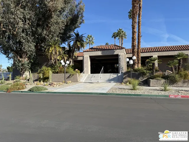 a view of the fountain of the house