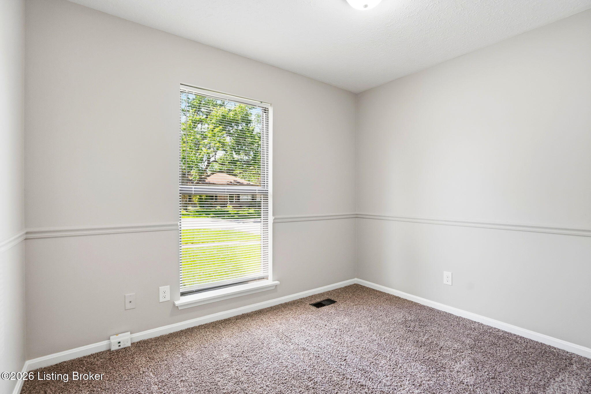 7902 Rochelle Road Louisville, KY 40228 - Photo 13 of 26 7902 Rochelle Rd-19