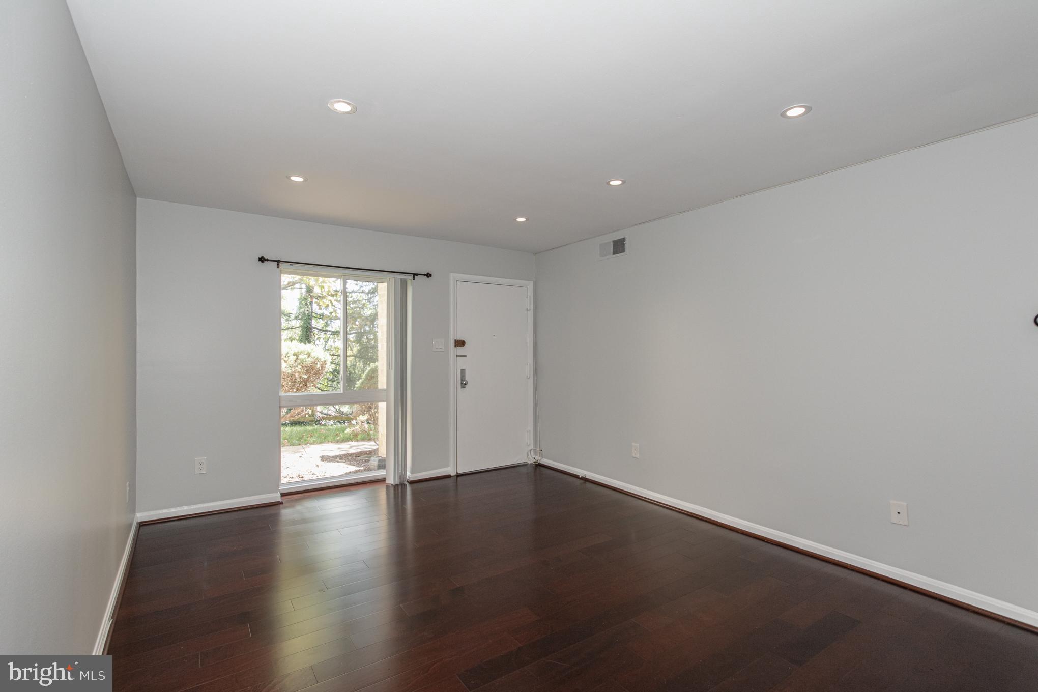 6149 Edsall Road, Unit B Alexandria, VA 22304 - Photo 3 of 19 Living room