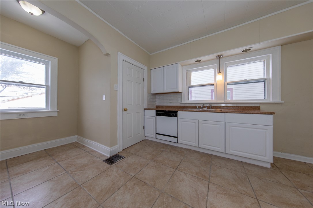 3349 Sylvanhurst Road Cleveland Heights, OH 44112 - Photo 4 of 21