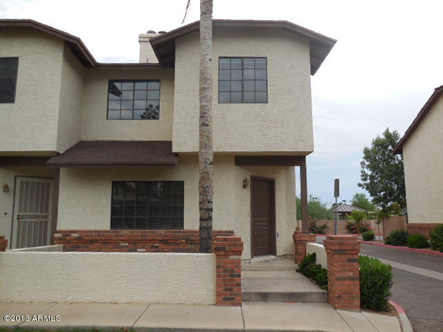 170 East Guadalupe Road, Unit 148 Gilbert, AZ 85234 - Photo 1 of 29 a front view of a house with a garden