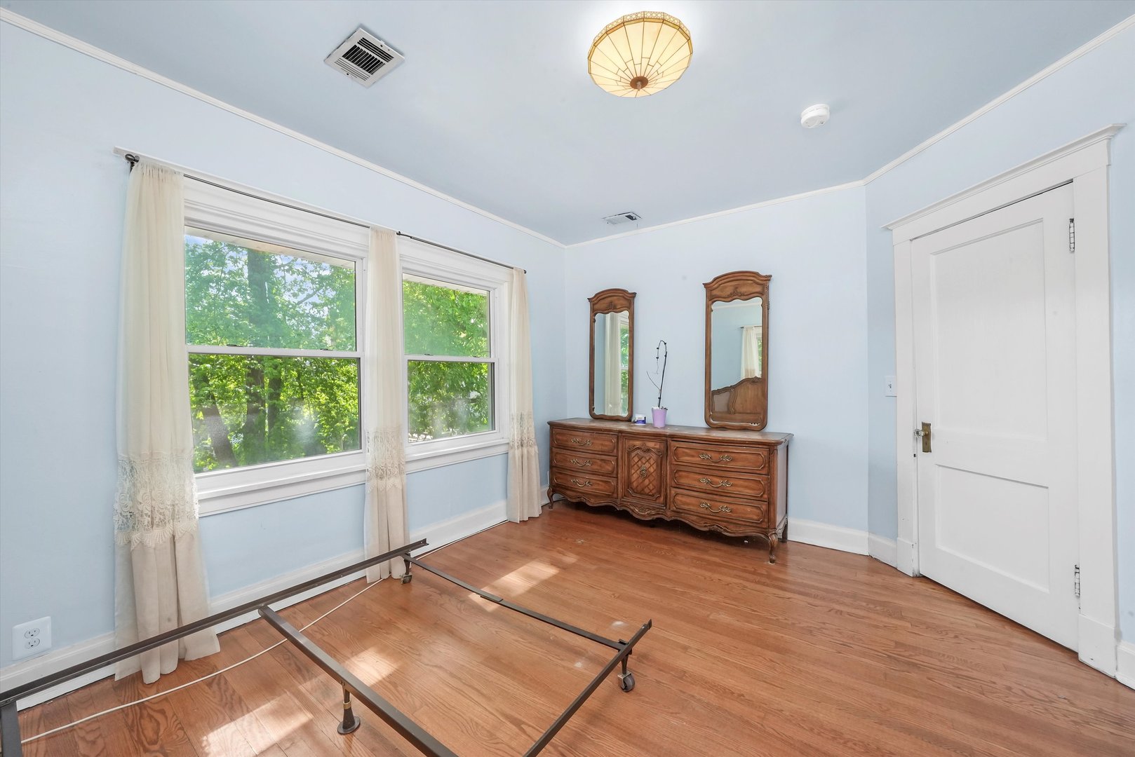 6822 34th Street Berwyn, IL 60402 - Photo 26 of 35 a room with furniture and window