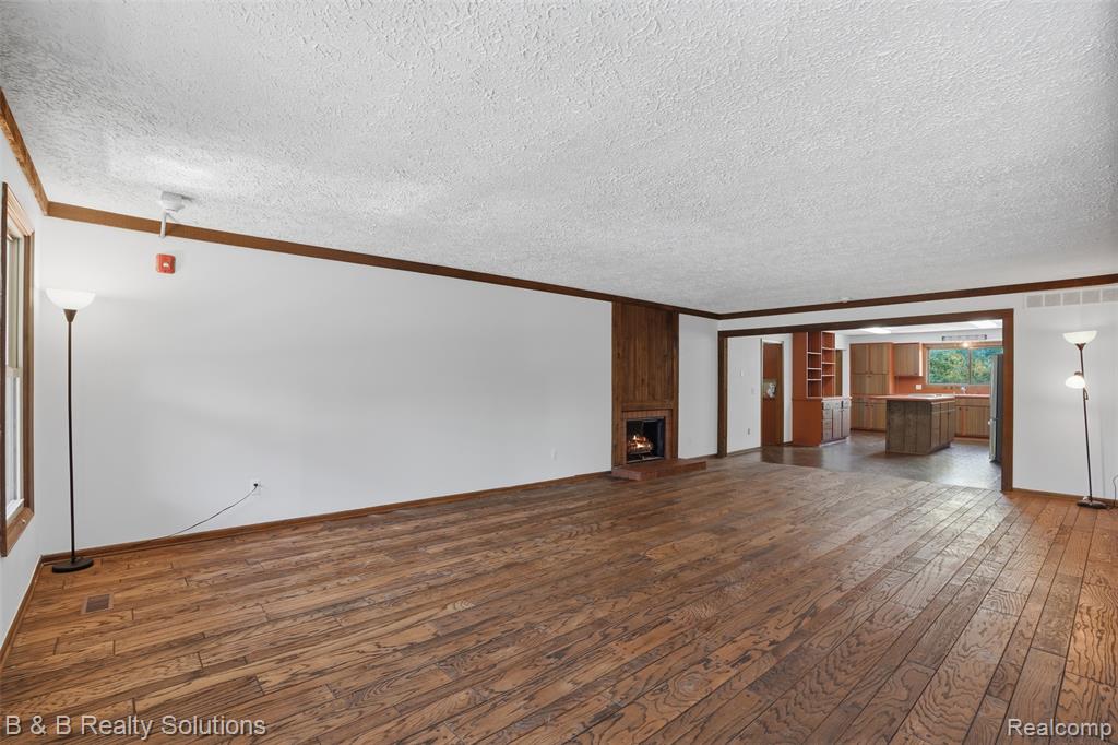 780 North Van Dyke Road, Unit APARTMENT #1 Almont, MI 48003 - Photo 6 of 28