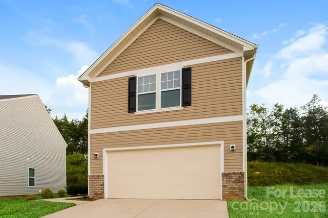 a view of a house with yard