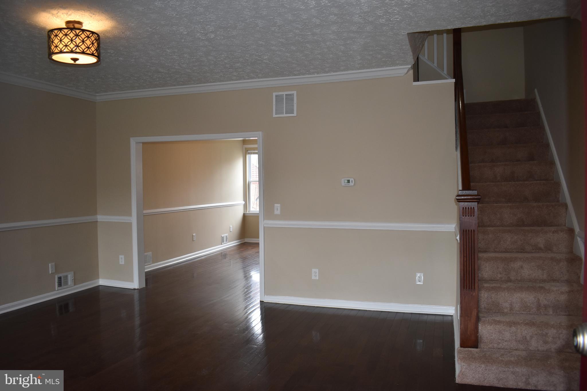 6 South Tremont Road Baltimore, MD 21229 - Photo 3 of 33 Main Entrance/Living Room
