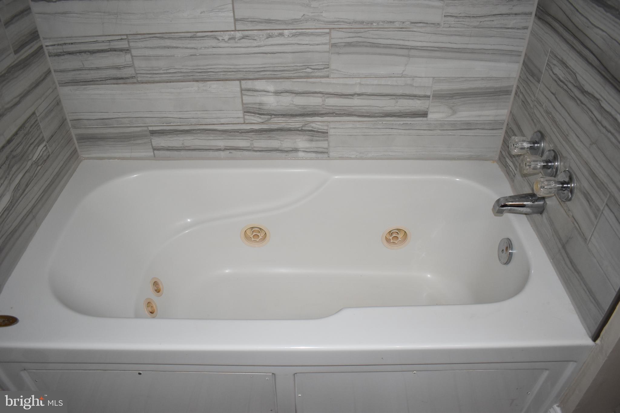 6 South Tremont Road Baltimore, MD 21229 - Photo 30 of 33 Soaking Tub