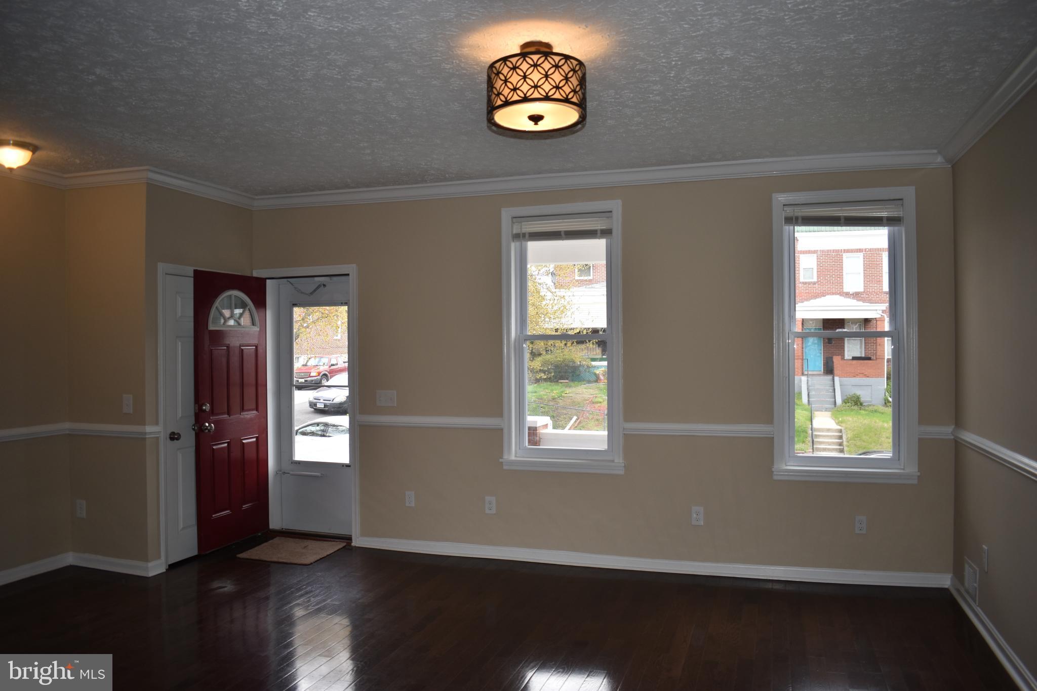 6 South Tremont Road Baltimore, MD 21229 - Photo 4 of 33 Living Room/Main Entrance