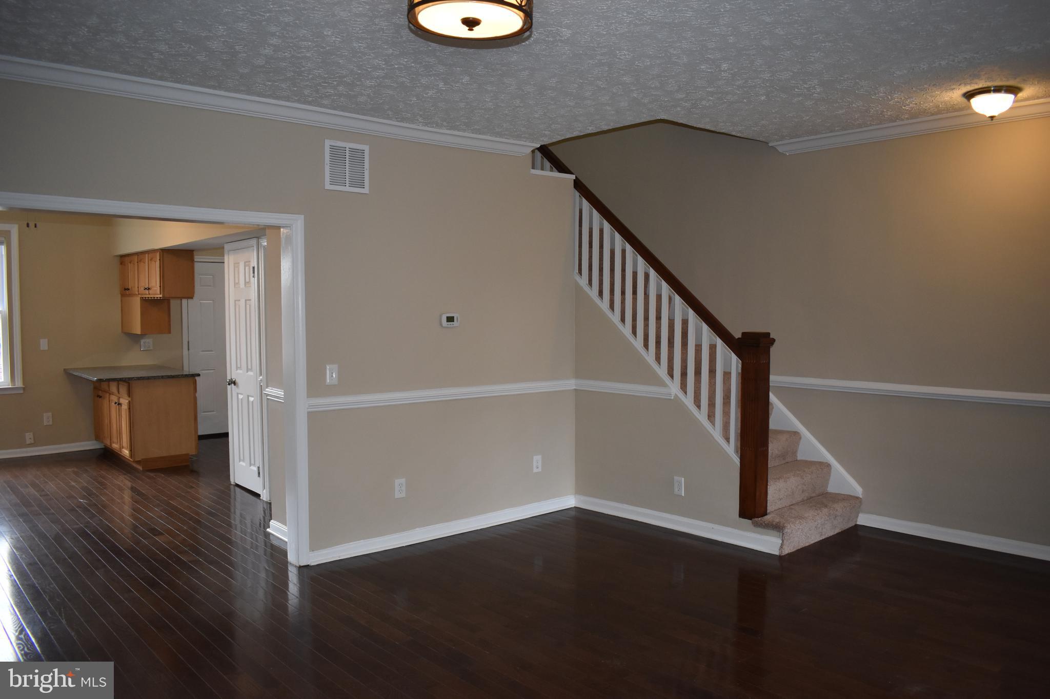 6 South Tremont Road Baltimore, MD 21229 - Photo 6 of 33 Living Room