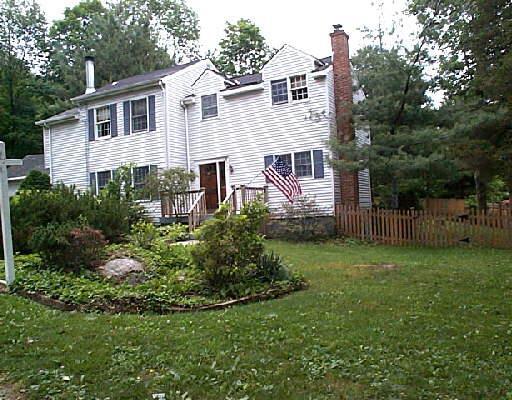 a view of a house with backyard and garden