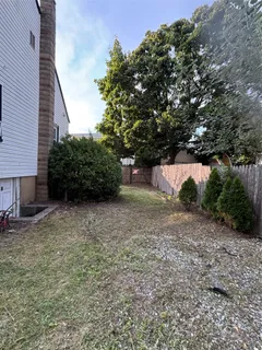 a view of a back yard