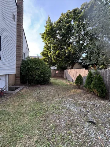 a view of a back yard