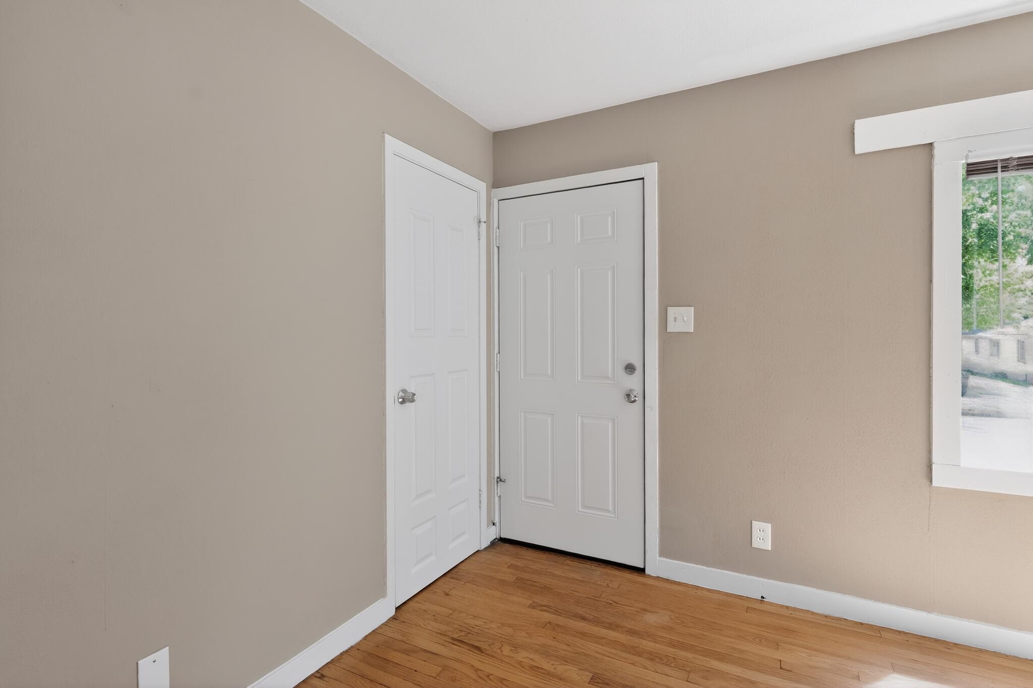 5823 North 36th Street Milwaukee, WI 53209 - Photo 14 of 31 14_5823_N_36th_St-Foyer-9824