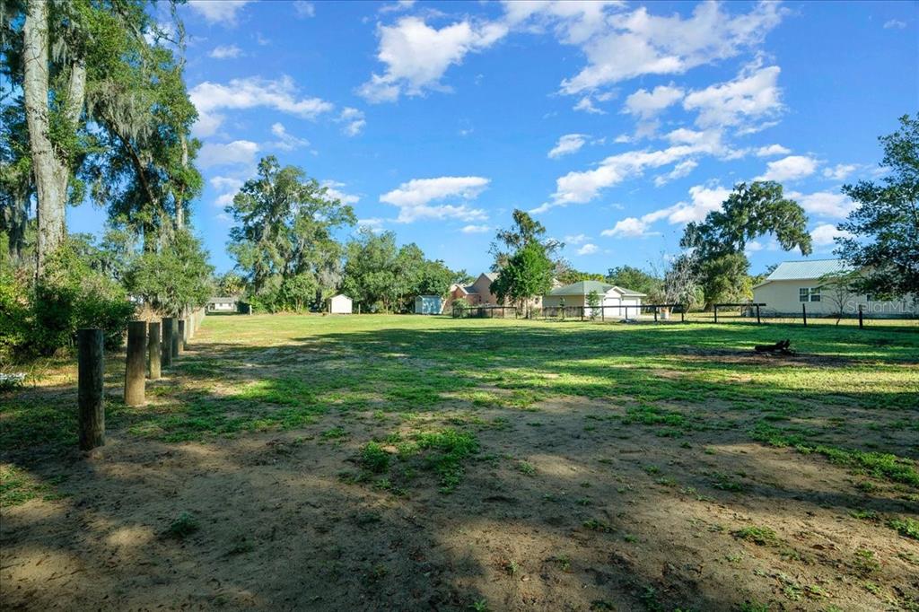 2026 Northeast 97th Street Road Anthony, FL 32617 - Photo 5 of 20 a backyard of a house with lots of green space