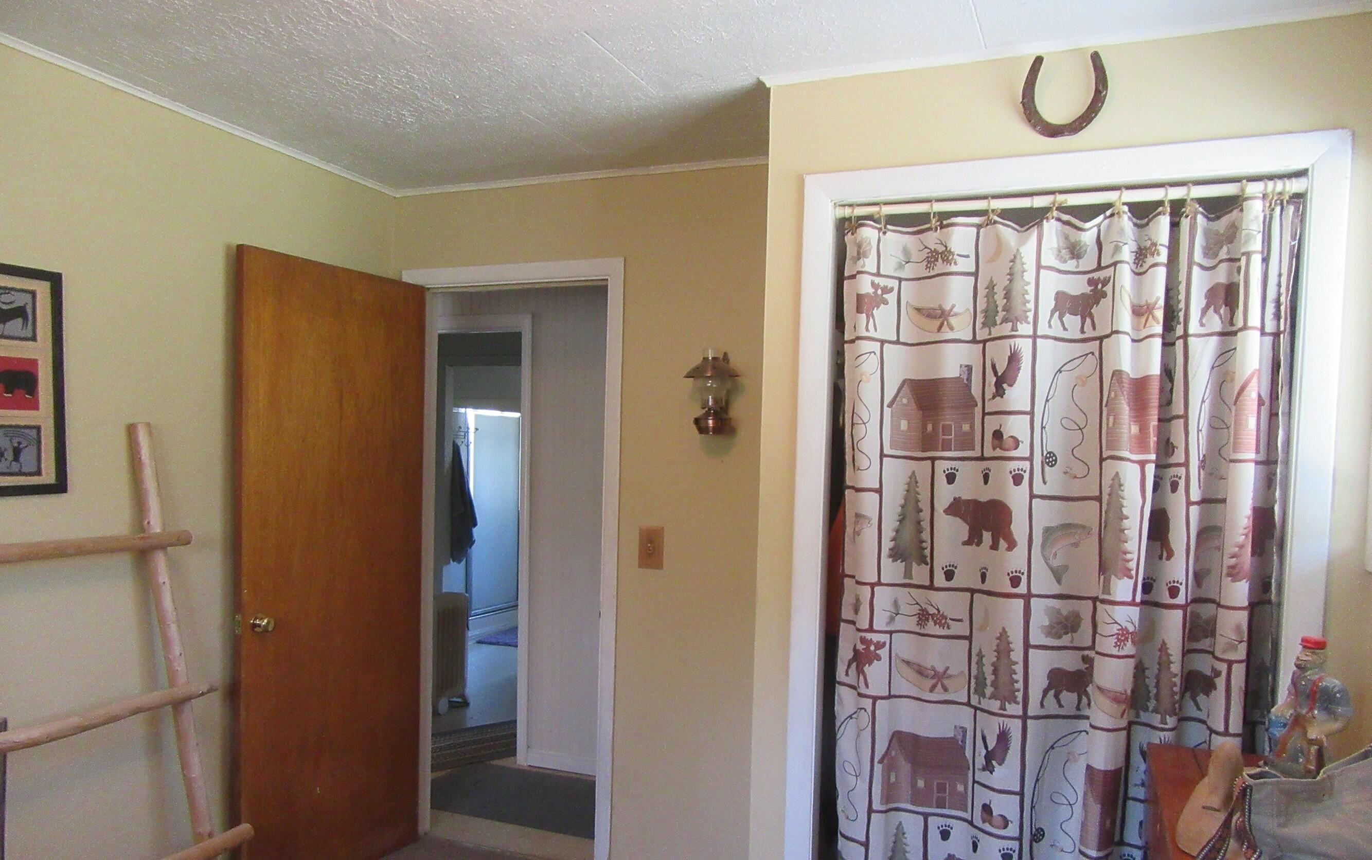 610 Applegate Avenue Chiloquin, OR 97624 - Photo 27 of 28 Closet n Back Bedroom