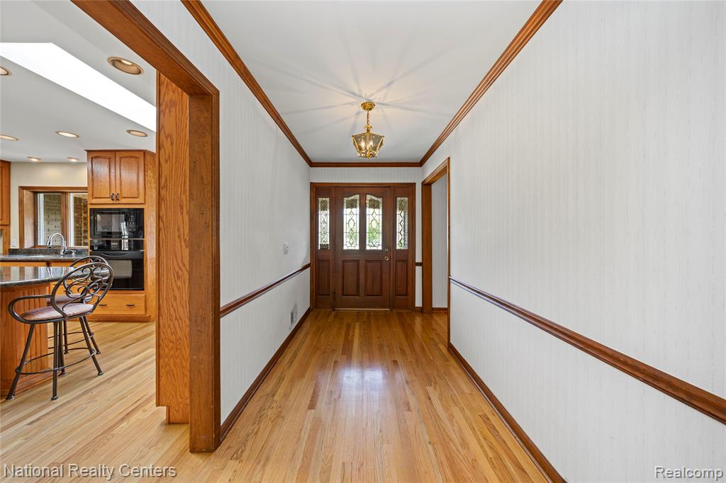 26131 Pleasant Valley Road Farmington Hills, MI 48331 - Photo 9 of 61