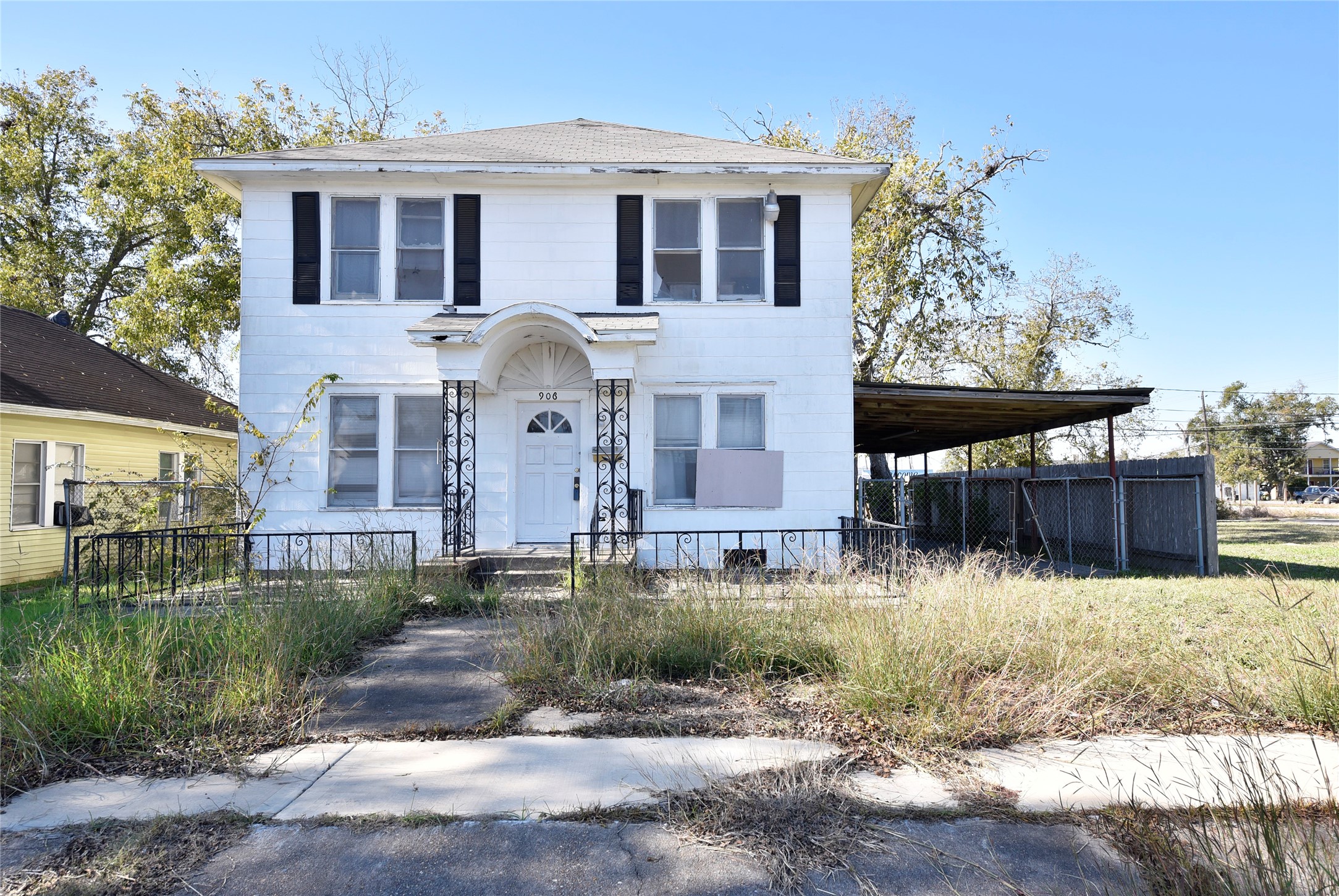 908 6th Street Rosenberg, TX 77471 - Photo 2 of 34 a front view of house with a yard