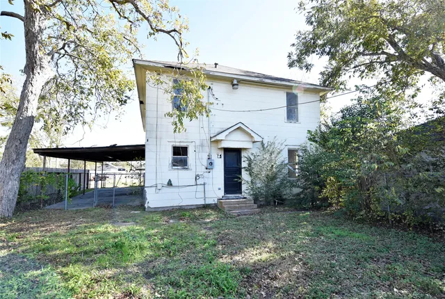 a view of a house with backyard and garden