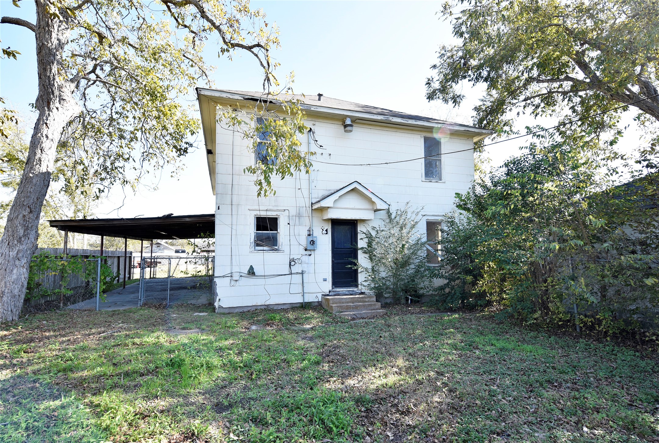 908 6th Street Rosenberg, TX 77471 - Photo 31 of 34 a view of a house with backyard and garden
