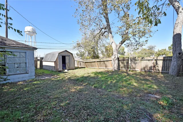 a view of a backyard