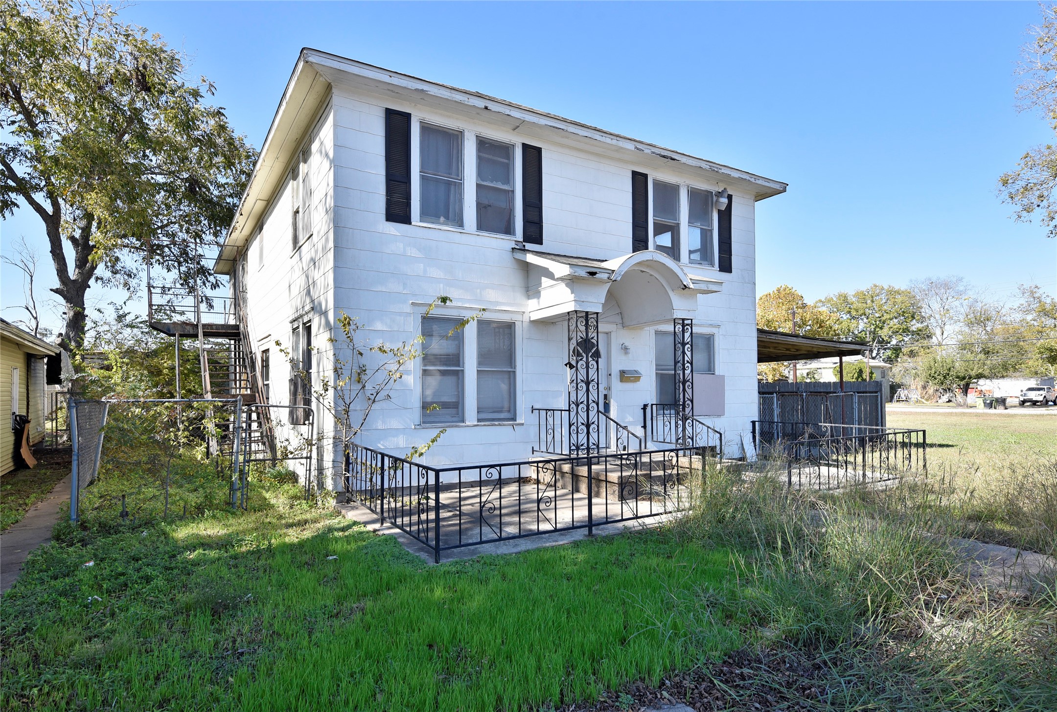908 6th Street Rosenberg, TX 77471 - Photo 4 of 34 a front view of house with yard and outdoor seating