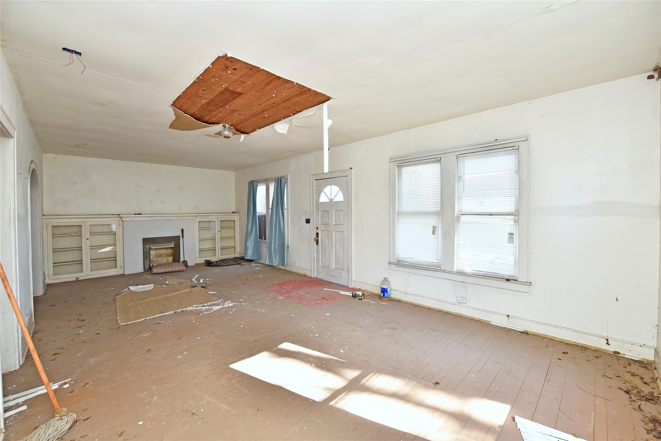 908 6th Street Rosenberg, TX 77471 - Photo 7 of 34 an empty room with windows and cabinet