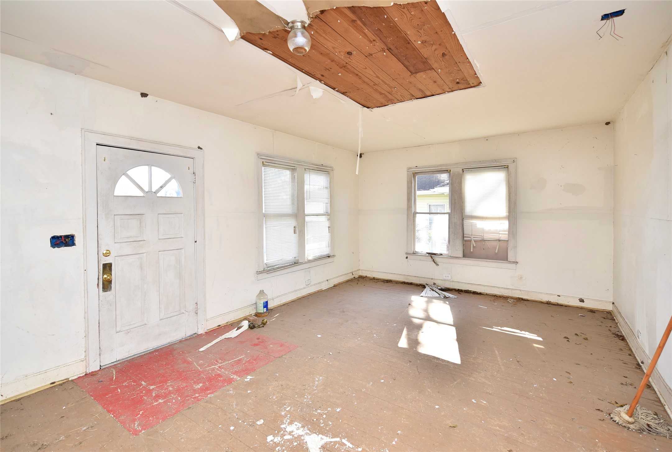 908 6th Street Rosenberg, TX 77471 - Photo 9 of 34 an empty room with windows