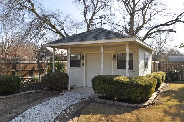 $3,000 | 612 West Hackberry Street, Fredericksburg, TX 78624