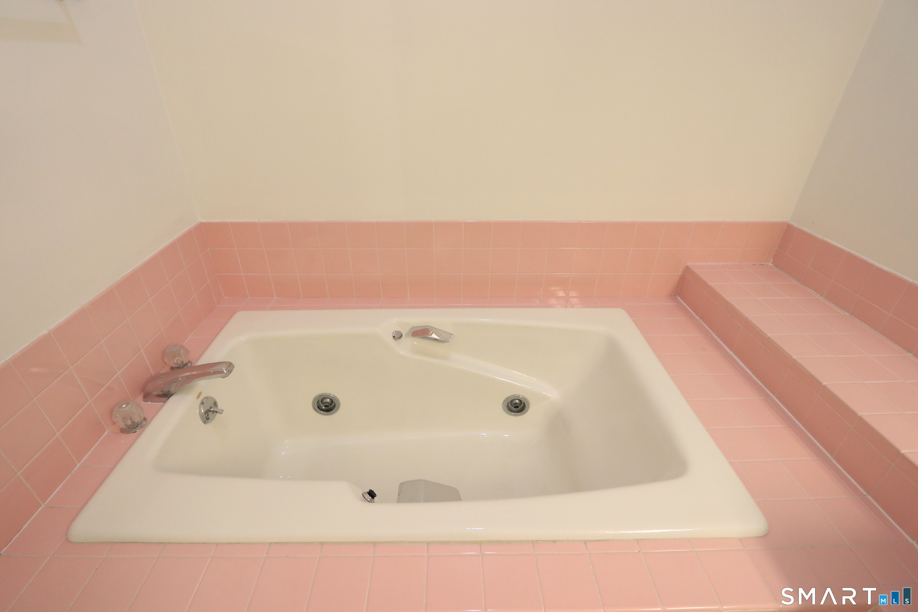50 Wilton Crest Road, Unit 50 Wilton, CT 06897 - Photo 14 of 31 Primary bathroom soaking and spa tub