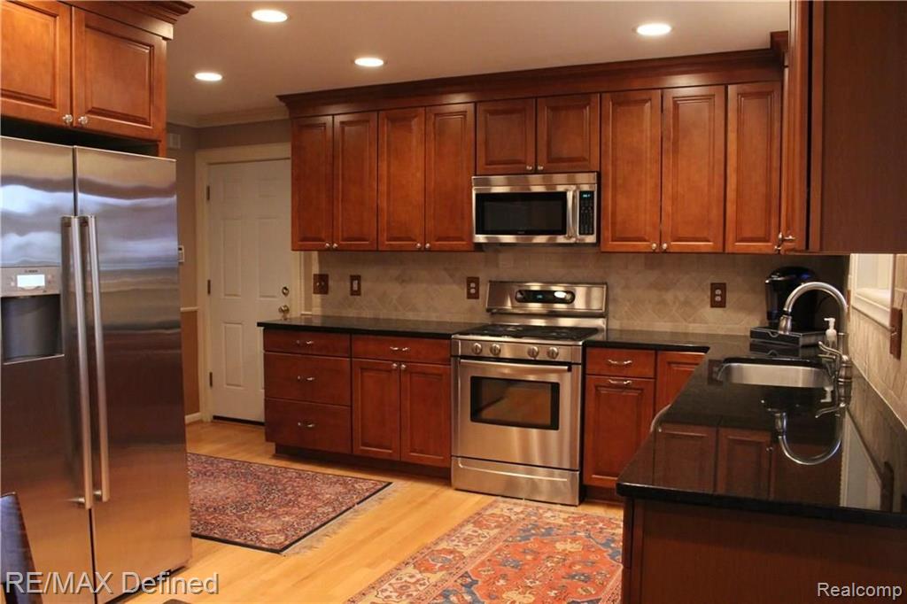 32332 Baintree Road Farmington Hills, MI 48334 - Photo 11 of 35