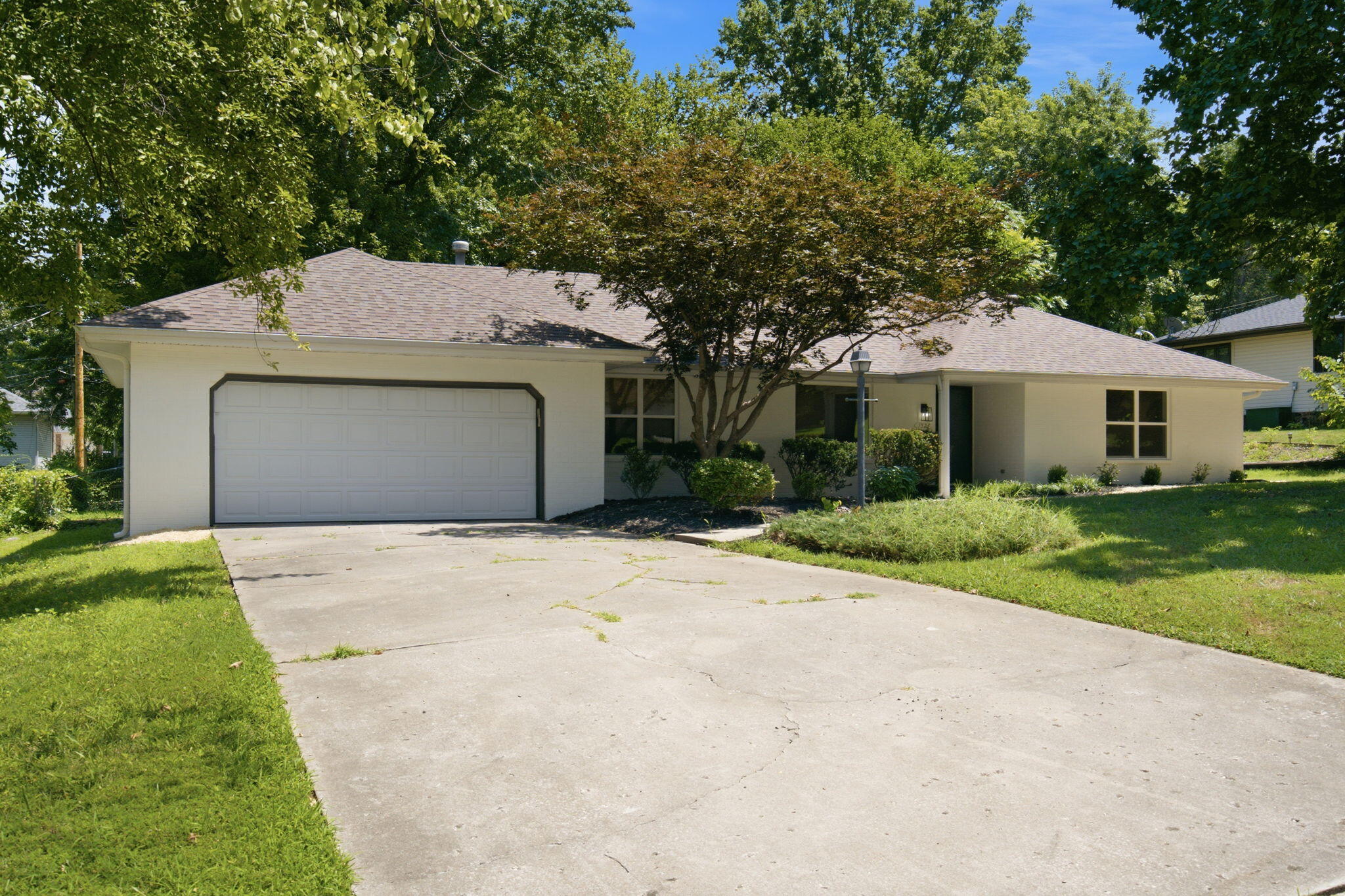 1524 South Charing Avenue Springfield, MO 65809 - Photo 3 of 34 3-web-or-mls-003_HWJ02755