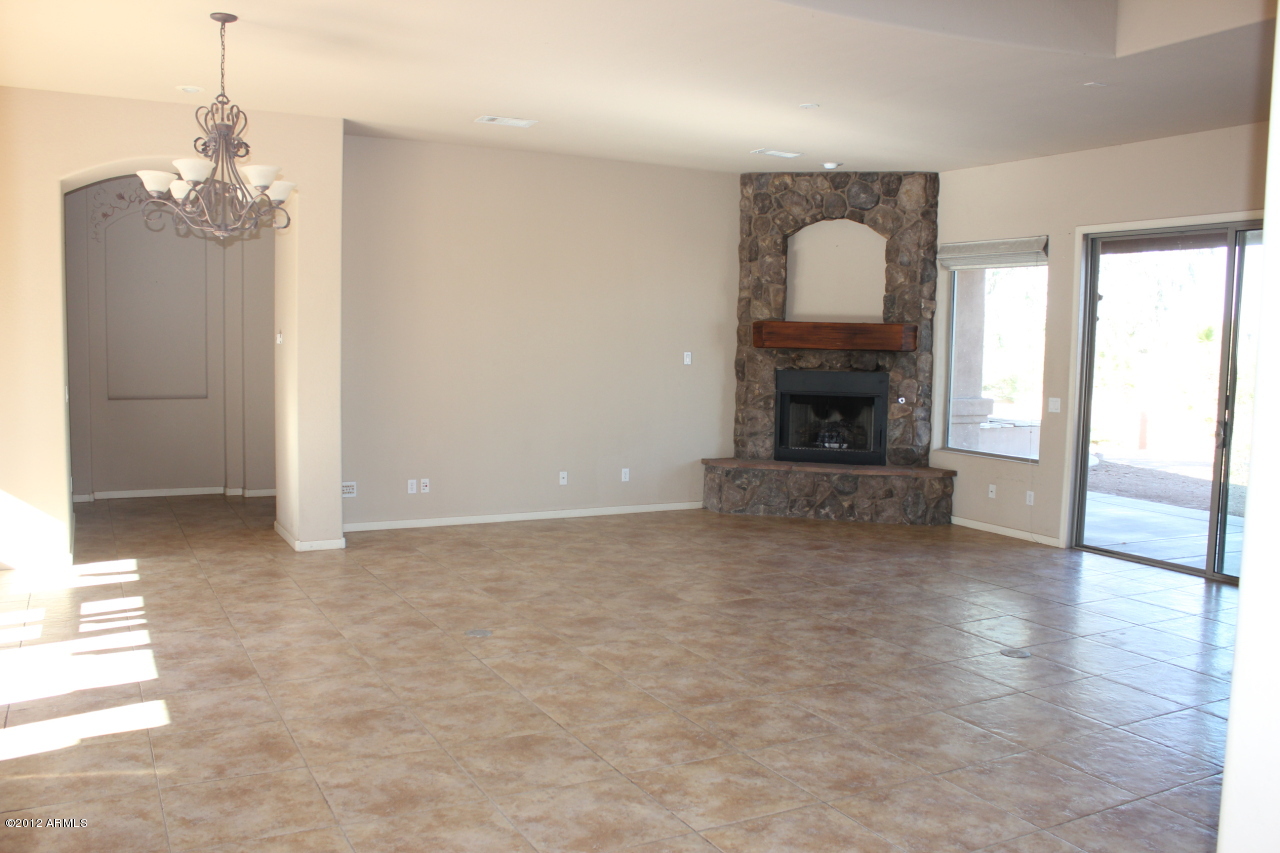 512 West Rock View Road Phoenix, AZ 85085 - Photo 4 of 14 IMG_1436