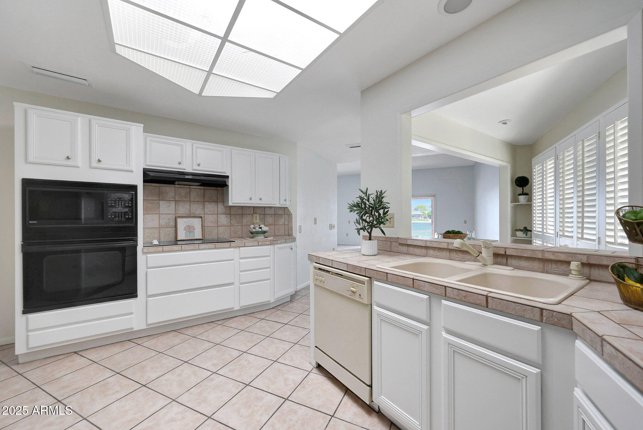 10614 West Emerald Point Sun City, AZ 85351 - Photo 14 of 47 Kitchen