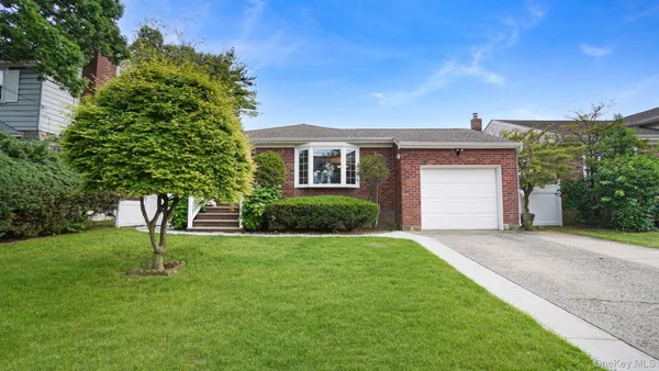 $749,999 | 54 East Maujer Street, Valley Stream, NY 11580