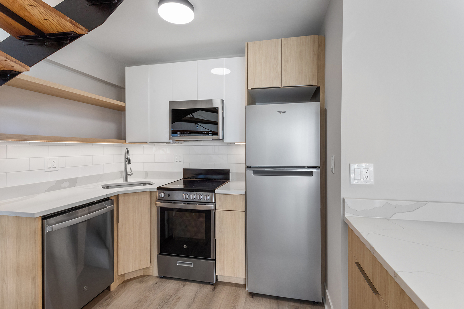 6166 North Sheridan Road, Unit 22F Chicago, IL 60660 - Photo 6 of 22 a kitchen with a sink stove and refrigerator