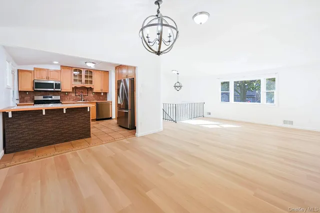 $699,000 | 15 Mayflower Lane, East Setauket, NY 11733