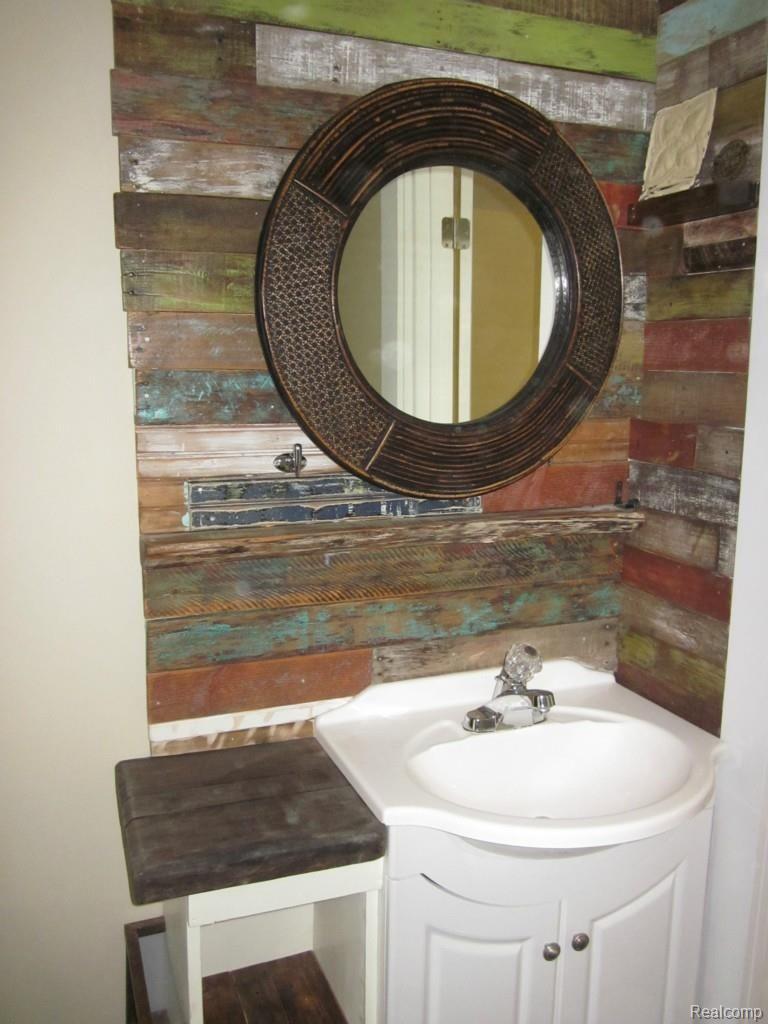 14151 Newburgh Road Livonia, MI 48150 - Photo 15 of 39 15 Bathroom Entry 3.jpg