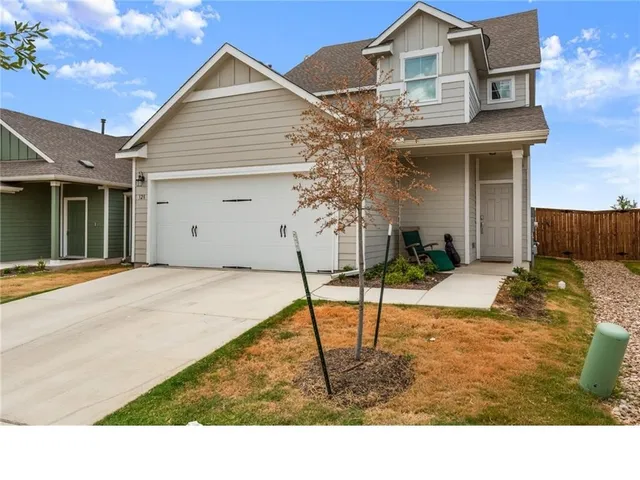 a view of a house with backyard