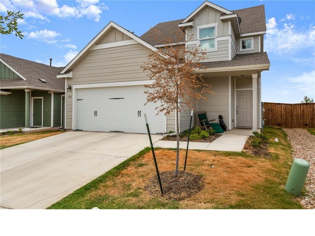 a view of a house with backyard